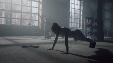 女人推联合包裹地板上健身房健身女孩培训腹部肌肉